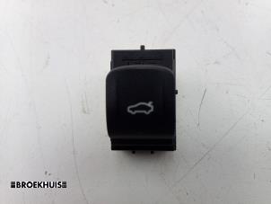 Gebruikte Schakelaar achterklep BMW 5 serie (G30) 530e iPerformance Prijs € 20,00 Margeregeling aangeboden door Autobedrijf Broekhuis B.V.