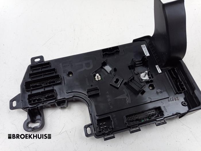 Computer Body Control van een Tesla Model 3 Long Range AWD 75 kWh 2019