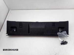 Gebruikte Afdekking slotvanger achter BMW 4 serie Gran Coupe (F36) 420i 2.0 TwinPower Turbo 16V Prijs € 30,00 Margeregeling aangeboden door Autobedrijf Broekhuis B.V.