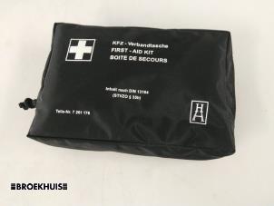 Gebruikte EHBO kit BMW 4 serie Gran Coupe (F36) 420i 2.0 TwinPower Turbo 16V Prijs € 10,00 Margeregeling aangeboden door Autobedrijf Broekhuis B.V.