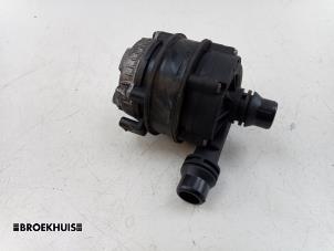 Gebruikte Waterpomp BMW 4 serie Gran Coupe (F36) 420i 2.0 TwinPower Turbo 16V Prijs € 90,75 Inclusief btw aangeboden door Autobedrijf Broekhuis B.V.