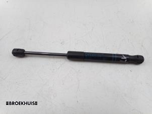 Gebruikte Motorkapdemper links BMW 4 serie Gran Coupe (F36) 420i 2.0 TwinPower Turbo 16V Prijs € 10,00 Margeregeling aangeboden door Autobedrijf Broekhuis B.V.