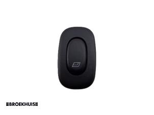 Gebruikte Schakelaar Elektrisch Raam Saab 9-5 Estate (YS3E) 1.9 TiD 16V Prijs € 10,00 Margeregeling aangeboden door Autobedrijf Broekhuis B.V.