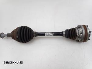Gebruikte Aandrijfas links-voor Skoda Octavia Combi (5EAC) 1.5 TSI Evo 16V Prijs € 250,00 Margeregeling aangeboden door Autobedrijf Broekhuis B.V.