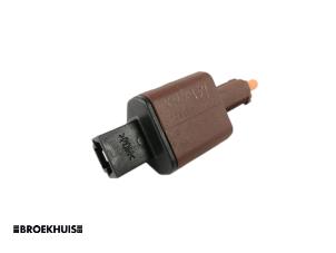 Gebruikte Schakelaar Remlicht Tesla Model 3 Long Range AWD 75 kWh Prijs € 25,00 Margeregeling aangeboden door Autobedrijf Broekhuis B.V.