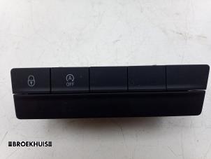 Gebruikte Start/Stop schakelaar Skoda Octavia Combi (5EAC) 1.5 TSI Evo 16V Prijs € 20,00 Margeregeling aangeboden door Autobedrijf Broekhuis B.V.