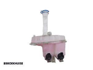 Gebruikte Ruitensproeiertank voor Suzuki Celerio (LF) 1.0 12V Prijs € 35,00 Margeregeling aangeboden door Autobedrijf Broekhuis B.V.