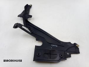 Gebruikte Bodem beschermplaat Mini Mini (F56) 1.5 12V Cooper Prijs € 20,00 Margeregeling aangeboden door Autobedrijf Broekhuis B.V.