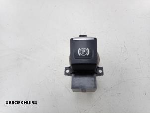 Gebruikte Handrem schakelaar BMW i3 (I01) i3s Prijs € 35,00 Margeregeling aangeboden door Autobedrijf Broekhuis B.V.