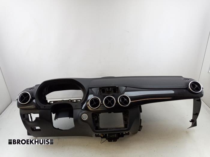 Gebruikte Dashboard Mercedes B (W246/W242) B-250 e Prijs € 250,00 Margeregeling aangeboden door Autobedrijf Broekhuis B.V.