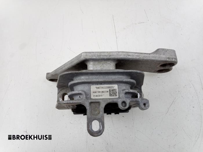 Gebruikte Motorrubber Volkswagen Jetta IV (162/16A) 1.4 TSI Hybrid 16V Prijs € 25,00 Margeregeling aangeboden door Autobedrijf Broekhuis B.V.