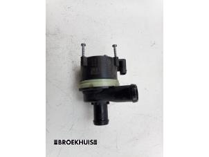 Gebruikte Waterpomp Volkswagen Jetta IV (162/16A) 1.4 TSI Hybrid 16V Prijs € 35,00 Margeregeling aangeboden door Autobedrijf Broekhuis B.V.