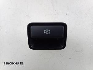 Gebruikte Handrem schakelaar Mercedes B (W246) Electric Drive Prijs € 5,00 Margeregeling aangeboden door Autobedrijf Broekhuis B.V.