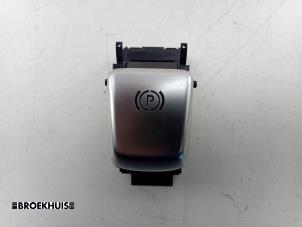 Gebruikte Schakelaar handrem Mercedes C (W205) C-300de 2.0 Turbo 16V Prijs € 15,00 Margeregeling aangeboden door Autobedrijf Broekhuis B.V.