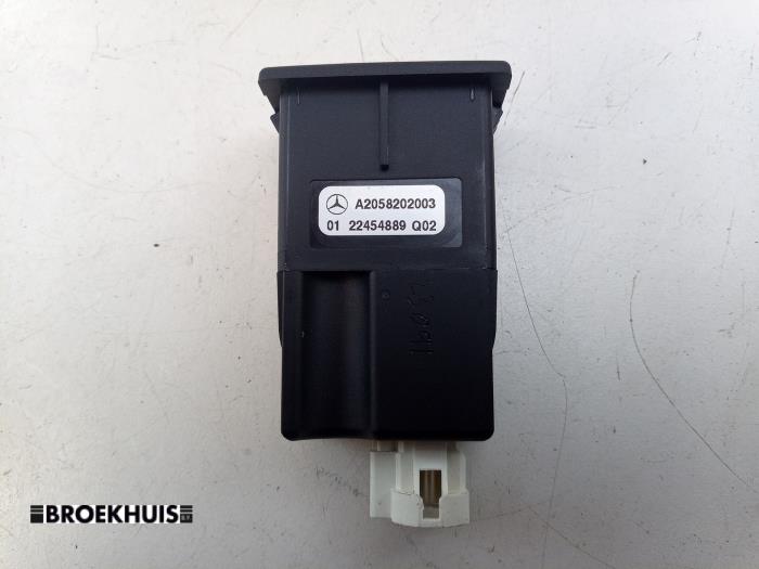 AUX/USB aansluiting van een Mercedes-Benz C (W205) C-300de 2.0 Turbo 16V 2021