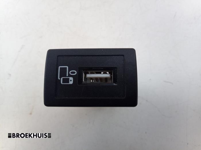 AUX/USB aansluiting van een Mercedes-Benz C (W205) C-300de 2.0 Turbo 16V 2021