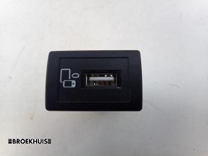 Gebruikte AUX/USB aansluiting Mercedes C (W205) C-300de 2.0 Turbo 16V Prijs € 25,00 Margeregeling aangeboden door Autobedrijf Broekhuis B.V.