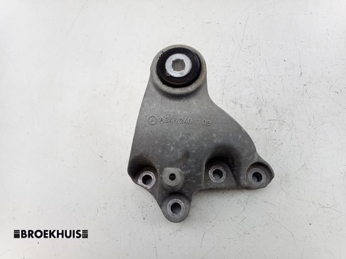 Gebruikte Motorsteun Mercedes B (W246/W242) B-250 e Prijs € 15,00 Margeregeling aangeboden door Autobedrijf Broekhuis B.V.