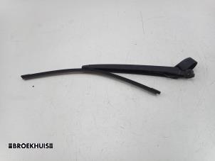 Gebruikte Ruitenwisserarm achter Skoda Fabia III Combi (NJ5) 1.0 TSI 12V Prijs € 15,00 Margeregeling aangeboden door Autobedrijf Broekhuis B.V.