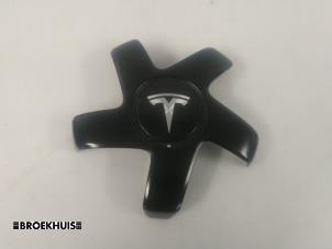 Gebruikte Naafkapje Tesla Model 3 Long Range AWD 75 kWh Prijs € 20,00 Margeregeling aangeboden door Autobedrijf Broekhuis B.V.