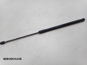 Gebruikte Gasdemper rechts-achter Skoda Fabia III Combi (NJ5) 1.0 TSI 12V Prijs € 18,15 Inclusief btw aangeboden door Autobedrijf Broekhuis B.V.