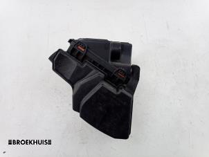 Gebruikte Luchtfilterhuis Renault Twingo III (AH) 1.0 SCe 75 12V Prijs € 25,00 Margeregeling aangeboden door Autobedrijf Broekhuis B.V.