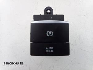 Gebruikte Schakelaar handrem Hyundai Tucson (NX) 1.6 T-GDI Hybrid 48V Prijs € 50,00 Margeregeling aangeboden door Autobedrijf Broekhuis B.V.