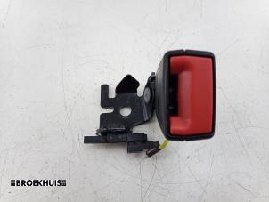 Gebruikte Veiligheidsgordel Insteek midden-achter Mercedes C (W205) C-300de 2.0 Turbo 16V Prijs € 20,00 Margeregeling aangeboden door Autobedrijf Broekhuis B.V.