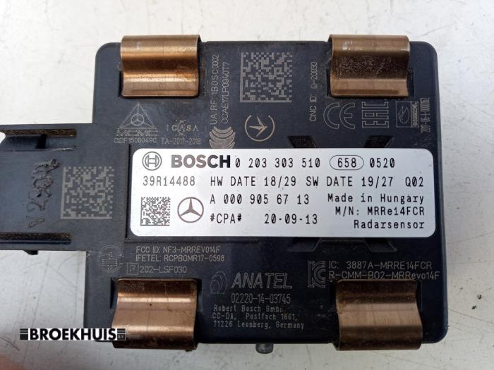 Radar sensor van een Mercedes-Benz C (W205) C-300de 2.0 Turbo 16V 2021