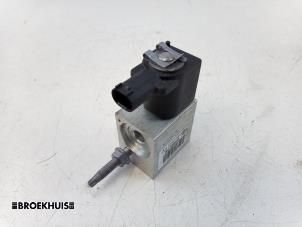 Gebruikte Expansieklep airco Mercedes C (W205) C-300de 2.0 Turbo 16V Prijs € 50,00 Margeregeling aangeboden door Autobedrijf Broekhuis B.V.