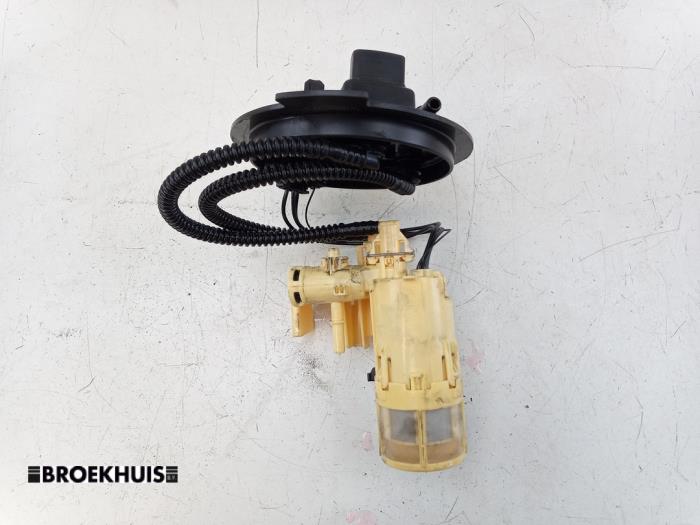 Gebruikte Tank element Pomp Mercedes C (W205) C-300de 2.0 Turbo 16V Prijs € 45,00 Margeregeling aangeboden door Autobedrijf Broekhuis B.V.