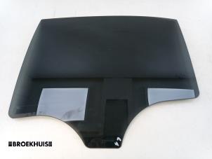 Gebruikte Deurruit 4Deurs links-achter Mercedes C (W205) C-300de 2.0 Turbo 16V Prijs € 65,00 Margeregeling aangeboden door Autobedrijf Broekhuis B.V.