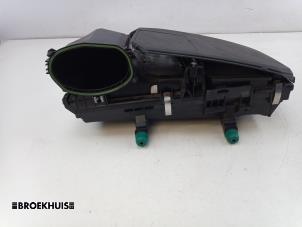 Gebruikte Luchtfilterhuis Mercedes C (W205) C-300de 2.0 Turbo 16V Prijs € 50,00 Margeregeling aangeboden door Autobedrijf Broekhuis B.V.