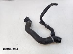 Gebruikte Radiateurslang Mercedes C (W205) C-300de 2.0 Turbo 16V Prijs € 25,00 Margeregeling aangeboden door Autobedrijf Broekhuis B.V.