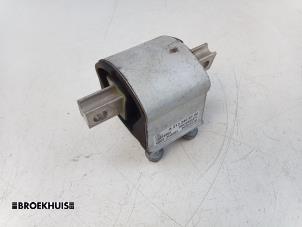 Gebruikte Versnellingsbak Steun Mercedes C (W205) C-300de 2.0 Turbo 16V Prijs € 25,00 Margeregeling aangeboden door Autobedrijf Broekhuis B.V.