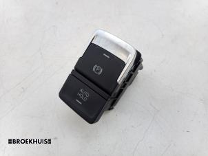 Gebruikte Schakelaar handrem Volkswagen Golf VII (AUA) 1.0 TSI 12V BlueMotion Prijs € 15,00 Margeregeling aangeboden door Autobedrijf Broekhuis B.V.