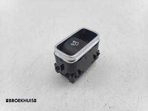 Gebruikte Schakelaar achterklep Mercedes EQA (N243) 250+ 71 kWh Prijs € 20,00 Margeregeling aangeboden door Autobedrijf Broekhuis B.V.