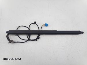 Gebruikte Kofferdekseldemper rechts-achter Mercedes EQA (N243) 250+ 71 kWh Prijs € 125,00 Margeregeling aangeboden door Autobedrijf Broekhuis B.V.