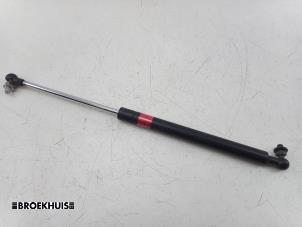 Gebruikte Kofferdekseldemper rechts-achter Daihatsu Sirion 2 (M3) 1.0 12V DVVT Prijs € 10,00 Margeregeling aangeboden door Autobedrijf Broekhuis B.V.