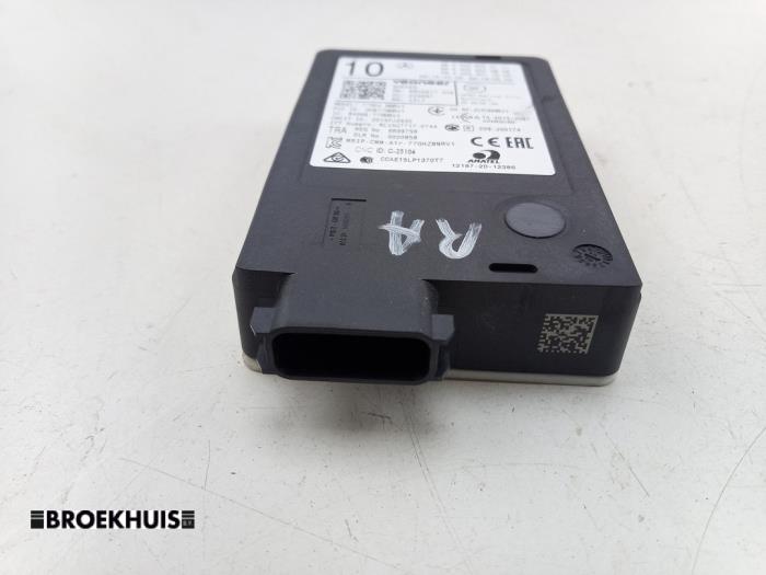 Radar sensor van een Mercedes-Benz EQA (N243) 250+ 71 kWh 2022