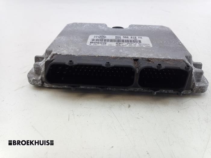 Inspuitcomputer van een Volkswagen Golf IV (1J1) 2.0 2000