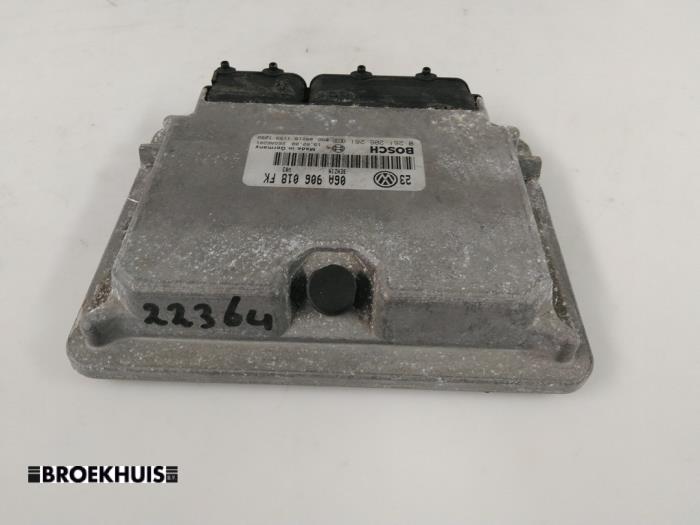Inspuitcomputer van een Volkswagen Golf IV (1J1) 2.0 2000
