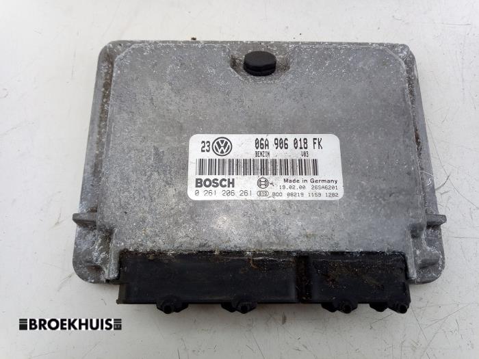 Inspuitcomputer van een Volkswagen Golf IV (1J1) 2.0 2000