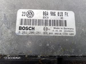 Inspuitcomputer van een Volkswagen Golf IV (1J1) 2.0 2000