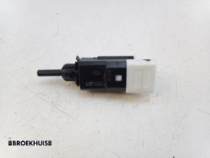 Gebruikte Remlicht Schakelaar Renault Master III (EV/HV/UV/VA/VB/VD/VF/VG/VJ) 2.3 dCi 145 16V FWD Prijs € 12,10 Inclusief btw aangeboden door Autobedrijf Broekhuis B.V.