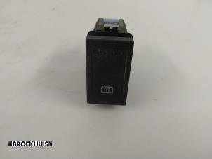 Gebruikte Schakelaar Achteruitverwarming Volkswagen Transporter T4 Prijs € 10,00 Margeregeling aangeboden door Autobedrijf Broekhuis B.V.