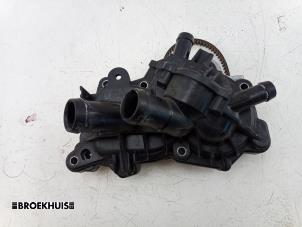 Gebruikte Thermostaathuis Volkswagen Up! (121) 1.0 12V 60 Prijs € 65,00 Margeregeling aangeboden door Autobedrijf Broekhuis B.V.