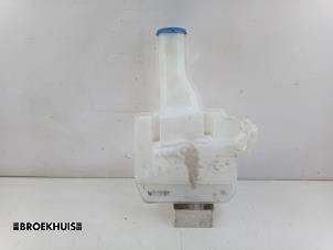 Gebruikte Ruitensproeiertank voor Mercedes Sprinter 3,5t (907.6/910.6) 311 CDI 2.1 D RWD Prijs € 36,30 Inclusief btw aangeboden door Autobedrijf Broekhuis B.V.