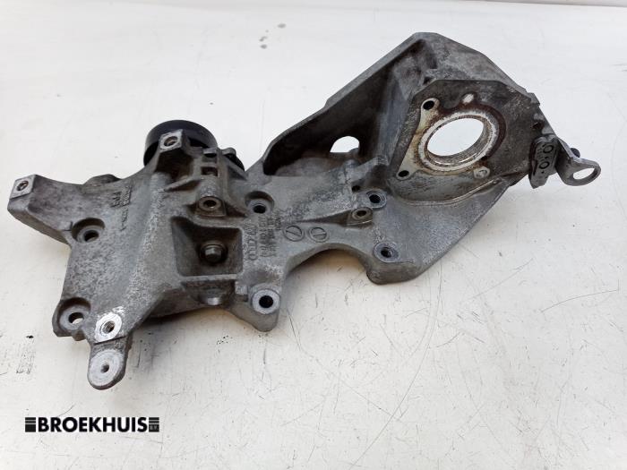 Gebruikte Dynamosteun boven Seat Altea (5P1) 1.6 TDI 105 Prijs € 35,00 Margeregeling aangeboden door Autobedrijf Broekhuis B.V.