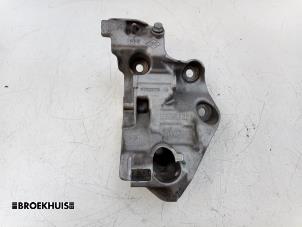 Gebruikte Dynamosteun boven Renault Trafic (1FL/2FL/3FL/4FL) 2.0 dCi 16V 130 Prijs € 30,25 Inclusief btw aangeboden door Autobedrijf Broekhuis B.V.